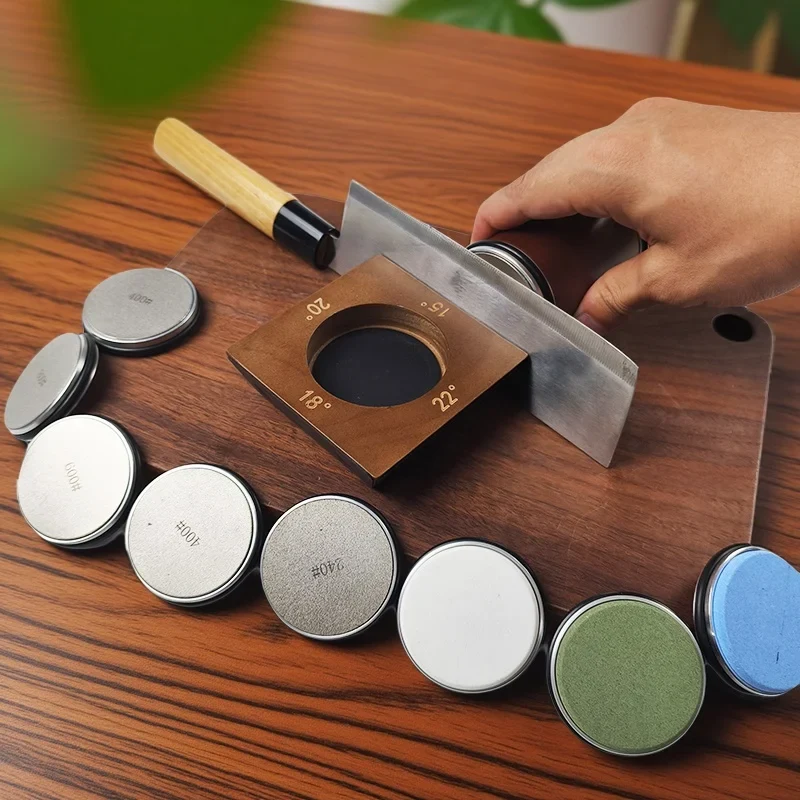 Diamond disc rolling sharpener with its solid wood platform