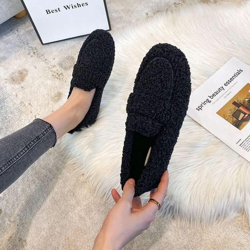 Non-slip textured sole of the winter house slippers